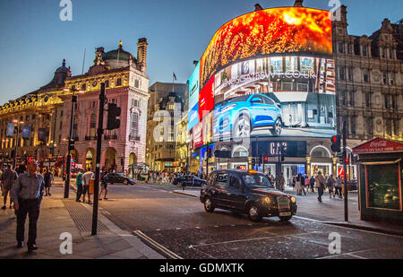 Neon Werbung bei Nacht Piccadilly Circus London UK Stockfoto