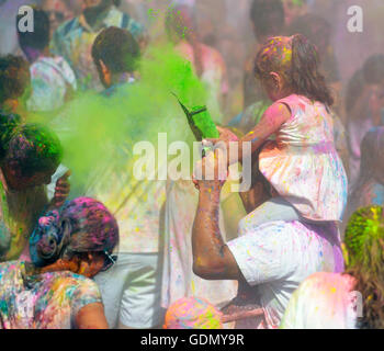 Menschen feiern, während die Farbe werfen auf das Holi-Fest der Farben in Barcelona, Spanien. Stockfoto