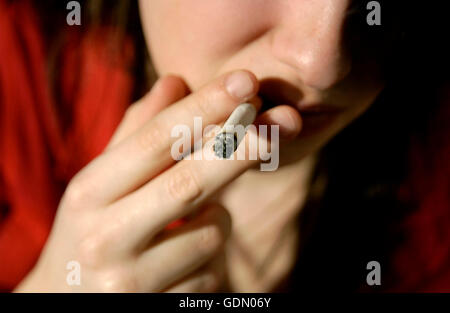 Teenager Rauchen Stockfoto