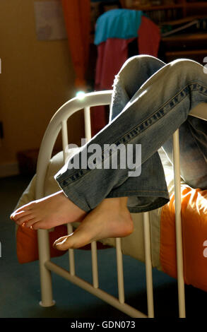 Mädchen, die in ihrem Schlafzimmer entspannend Stockfoto