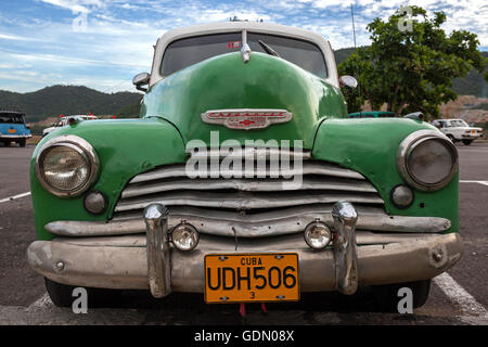 Chevrolet, grün, Oldtimer aus den 40er Jahren in Santiago De Cuba, Provinz Santiago de Cuba, Kuba Stockfoto