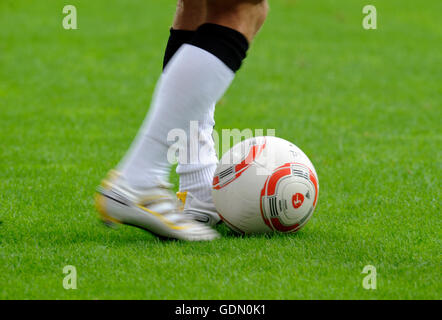 Fußball-Bundesliga, Saison 2010-2011, 2. Runde, Bayer Leverkusen - Borussia Mönchengladbach 3:6, Adidas Torfabrik Spielball Stockfoto