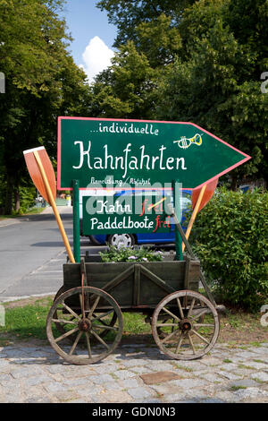 Leiterwagen mit Schild Werbung Boot fährt, Schlepzig, Spreewald, Spreewald, Brandenburg Stockfoto