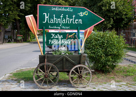 Leiterwagen mit Schild Werbung Boot fährt, Schlepzig, Spreewald, Spreewald, Brandenburg Stockfoto