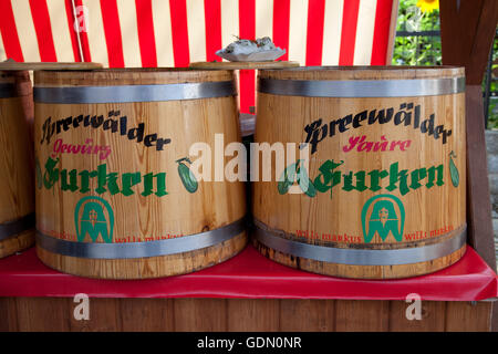 Marktstand, Verkauf von Gurken, Gurken Fässer, Lübbenau, Spreewald, Spreewald, Brandenburg Stockfoto