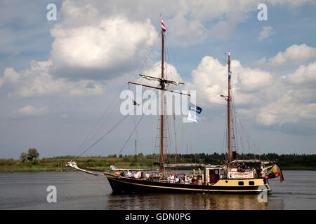 Segelschiff, Zweimaster, Warnow Fluß, Rostock, Mecklenburg-Vorpommern Stockfoto