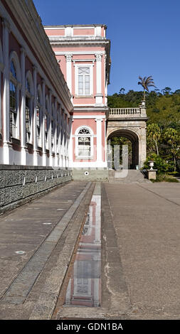 Seitenansicht des Imperial Palace und ihre Reflexion in Petropolis, Rio De Janeiro, Brasilien Stockfoto