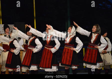 10international Festival Folklore Lukavac. Sauberes KUD Ozren aus Krtova aus Bosnien, führten Tänze aus Sumadija, Serbien Stockfoto