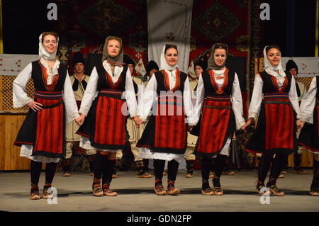 10international Festival Folklore Lukavac. Sauberes KUD Ozren aus Krtova aus Bosnien, führten Tänze aus Sumadija, Serbien Stockfoto