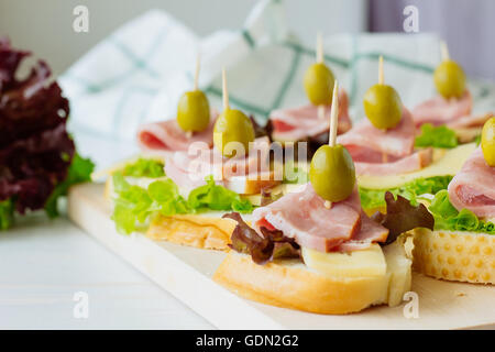 Canapés mit Schinken, Käse und Salat selektiven Fokus Stockfoto