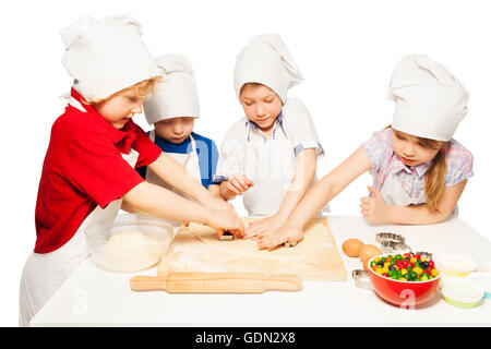 Glücklich Bäcker machen Cookies mit Ausstechformen Stockfoto