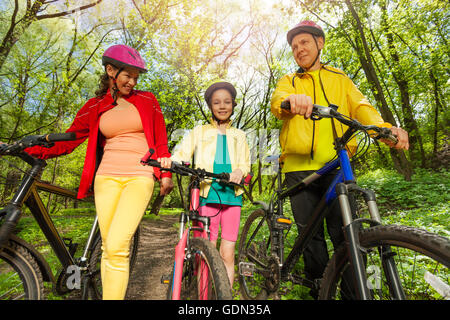 Aktive Familie mit dem Mountainbike, zu Fuß im park Stockfoto
