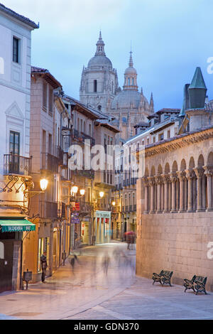 SEGOVIA, Spanien, APRIL - 14, 2016: Calle Juan Bravo Street und der Kathedrale im Hintergrund in der Abenddämmerung. Stockfoto