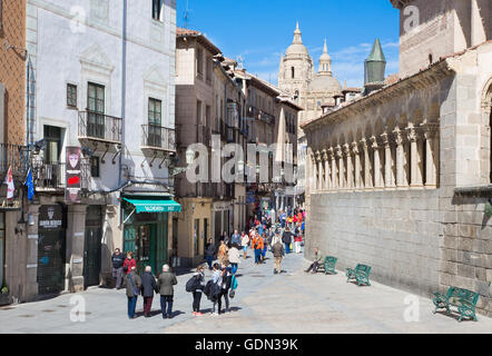 SEGOVIA, Spanien, APRIL - 15, 2016: Calle Juan Bravo Street und der Kathedrale im Hintergrund. Stockfoto