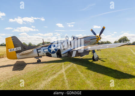 Restauriert flugfähig P - 51D Mustang American Fighter Flugzeug in Hardwick Warbirds Stockfoto