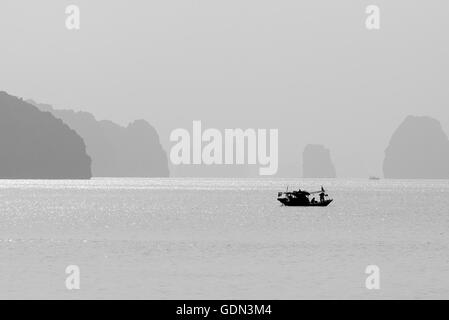 Silhouette des Fischerbootes in Ha Long Bay, Vietnam Stockfoto