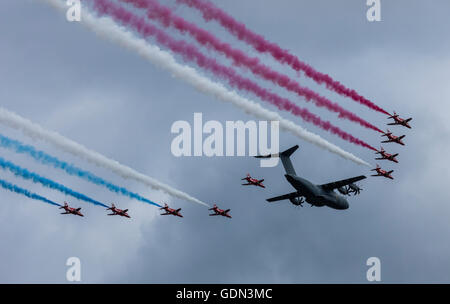 RAF rote Pfeile Hawk-Jets fliegen in Formation auf der Farnborough Air Show mit dem A400M-Flugzeug Stockfoto