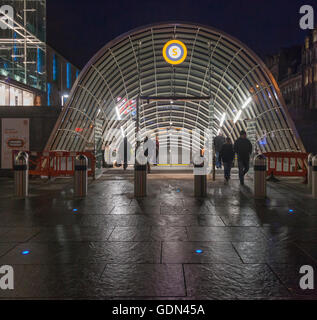 Fahrgäste ein- und Aussteigen von St. Enoch Subway Station im Zentrum von Glasgow. Stockfoto