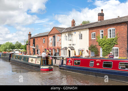 Narrowboats an Fradley Verzweigung auf dem Trent und Mersey Kanal, Staffordshire, England, UK Stockfoto