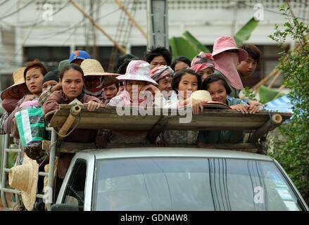 Farmung Menschen auf dem Weg zum Feld nahe dem Dorf von Fang im Norden von Chiang Mai im Norden von Thailand im Südosten Stockfoto