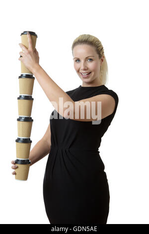 Business-Frau trägt viele Kaffeetasse für ihre Bürokollegen Stockfoto