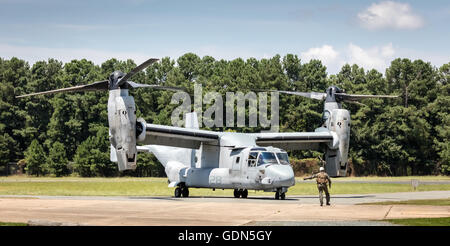 V-22 Osprey STOL-Flugzeug an Horace Williams Flughafen Rollen auf Asphalt vor dem Abflug, Chapel Hill, NC, USA Stockfoto