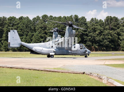 V-22 Osprey STOL-Flugzeug des Rollens bei Horace Williams Flughafen, Chapel Hill, NC, USA Stockfoto