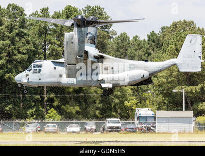 V-22 Osprey STOL-Flugzeug abheben am Flughafen von Horace Williams, Chapel Hill, NC, USA Stockfoto