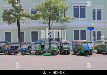 Berühmten Tuk-Tuk parkte auf der Straße in Bangkok Thailand. Stockfoto