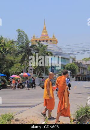 Mönche gehen auf der Straße und Wat Saket im Hintergrund in Bangkok Thailand. Stockfoto