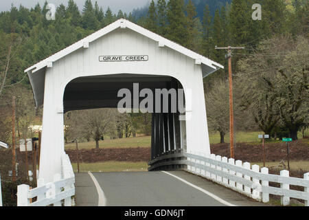 Grab Creek Covered Bridge, sonnigen Tal, Oregon Stockfoto