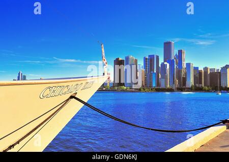 Der Bug eines Kreuzfahrt/Abendessen Schiff bis in Chicago's Navy Pier gebunden zeigt auf einen Teil der Skyline der Stadt an einem Sommernachmittag. Chicago, Illinois, USA. Stockfoto