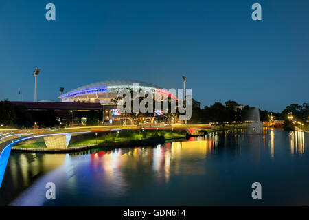 Die neu aktualisierten Adelaide Oval in der Nacht #StandwithParis in Adelaide Riverbank Precinct anzeigen. Stockfoto