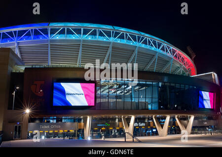 Die neu aktualisierten Adelaide Oval in der Nacht #StandwithParis in Adelaide Riverbank Precinct anzeigen. Stockfoto