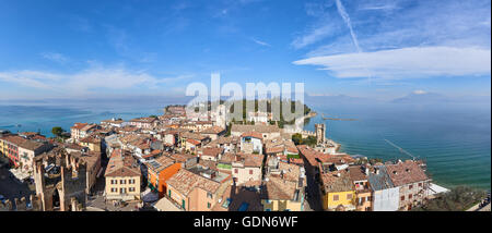 Landschaft von Sirmione Dorf mit Gardasee und Alpen. Es ist ein berühmter Urlaubsort im Norden Italiens. Stockfoto