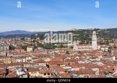 Kathedrale von Verona, gestreifte romanische Kathedrale, die Öffnung für ein reichhaltiges, mit Fresken Innenraum & Kunstwerk von Tizian. Stockfoto