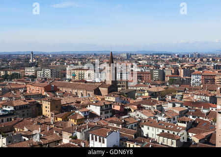 Die Kirche von Sant'Eufemia in Verona, Italien.  Blick vom Torre dei Lamberti. Stockfoto