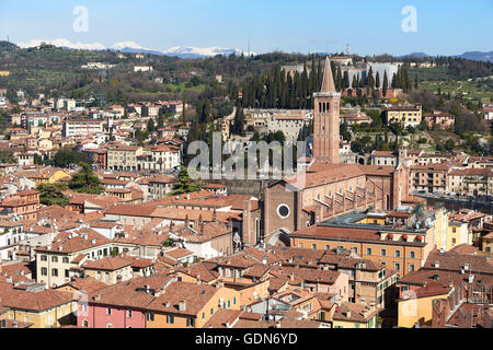 Antiquitätengeschäften Aussicht vom Torre dei Lamberti. Es ist eine Kirche des Dominikanerordens mit der Etsch. Stockfoto