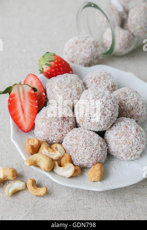 Hausgemachte Erdbeer, Datum, Cashew und Kokosnuss Glückseligkeit Ball auf Vintage Platte Stockfoto