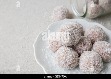 Hausgemachte Erdbeer, Datum, Cashew und Kokosnuss Glückseligkeit Ball auf Vintage Platte Stockfoto