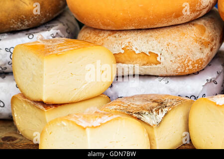 Käse auf einem traditionellen Handwerker-Markt. Horizontales Bild. Stockfoto