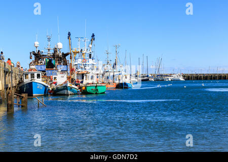 Trawler Fischerboote vertäut bis in den Hafen. In Scarborough, North Yorkshire, England. Stockfoto
