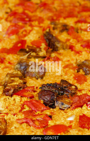 Hähnchen Paella auf einem traditionellen Markt. Vertikales Bild. Stockfoto