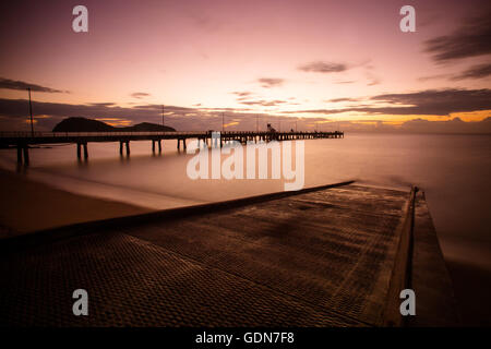 Die kultige Palm Cove Steg und Boot Rampe bei Sonnenaufgang an einem Wintermorgen in Queensland, Australien Stockfoto