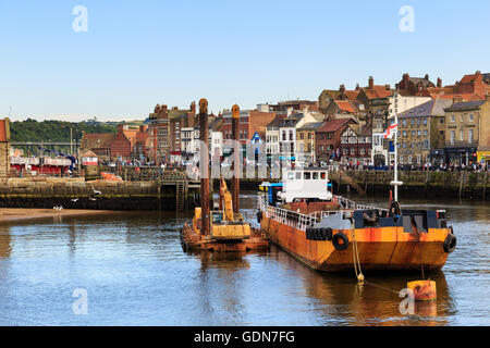 Eine große gelbe Trawler Schiff innerhalb des Hafens. In Whitby, North Yorkshire, England. Am 16. Juli 201 Stockfoto