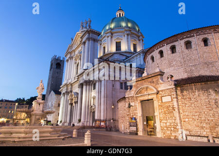 Brescia - der Dom in der Abenddämmerung (Duomo Nuovo und Duomo Vecchio). Stockfoto