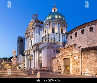 Brescia - der Dom in der Abenddämmerung (Duomo Nuovo und Duomo Vecchio). Stockfoto