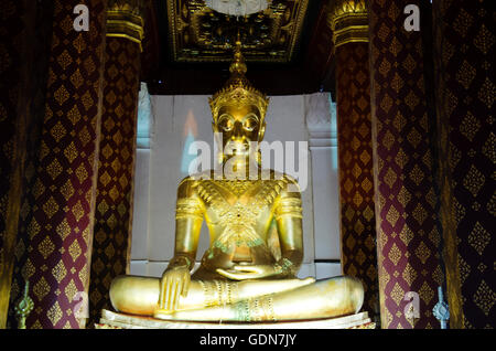 Großen unterschiedlche Bild Buddhastatue Phra Phuttha Nimit Wichitmara Moli Sri Sanphet Boromatrailokanat zu nennen, in das Ubosot im Wat Na Ph Stockfoto