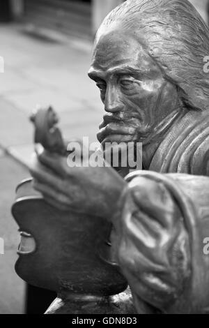 CREMONA, Italien - 24. Mai 2016: Die Details der Bronzestatue von Antonio Stradivari vor seinem Geburtshaus von unbekannten Künstler Stockfoto