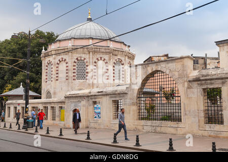 Istanbul, Türkei - 28. Juni 2016: Normale Menschen gehen im Istanbul Straße in der Nähe von Sinan Pasha Komplex Stockfoto